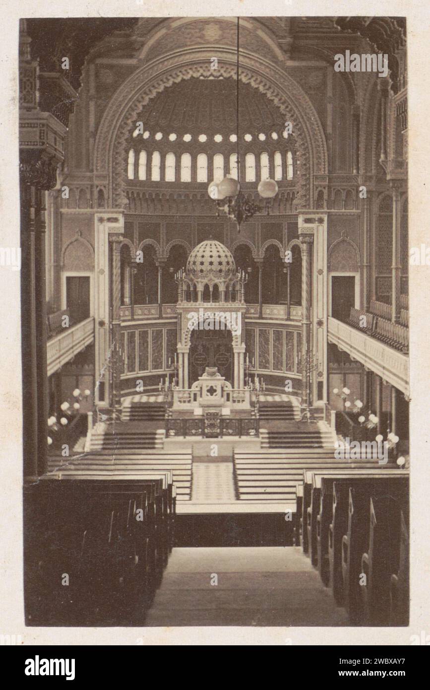 Interno della nuova sinagoga di Berlino: Banche e coro, Anonimo, 1878 - 1890 Fotografia parte dell'album di viaggio città europee, presumibilmente svedese. Berlino supporto fotografico albumen stampa coro in sinagoga  religione ebraica. Panchine, posti a sedere  Sinagoga di Berlino Foto Stock