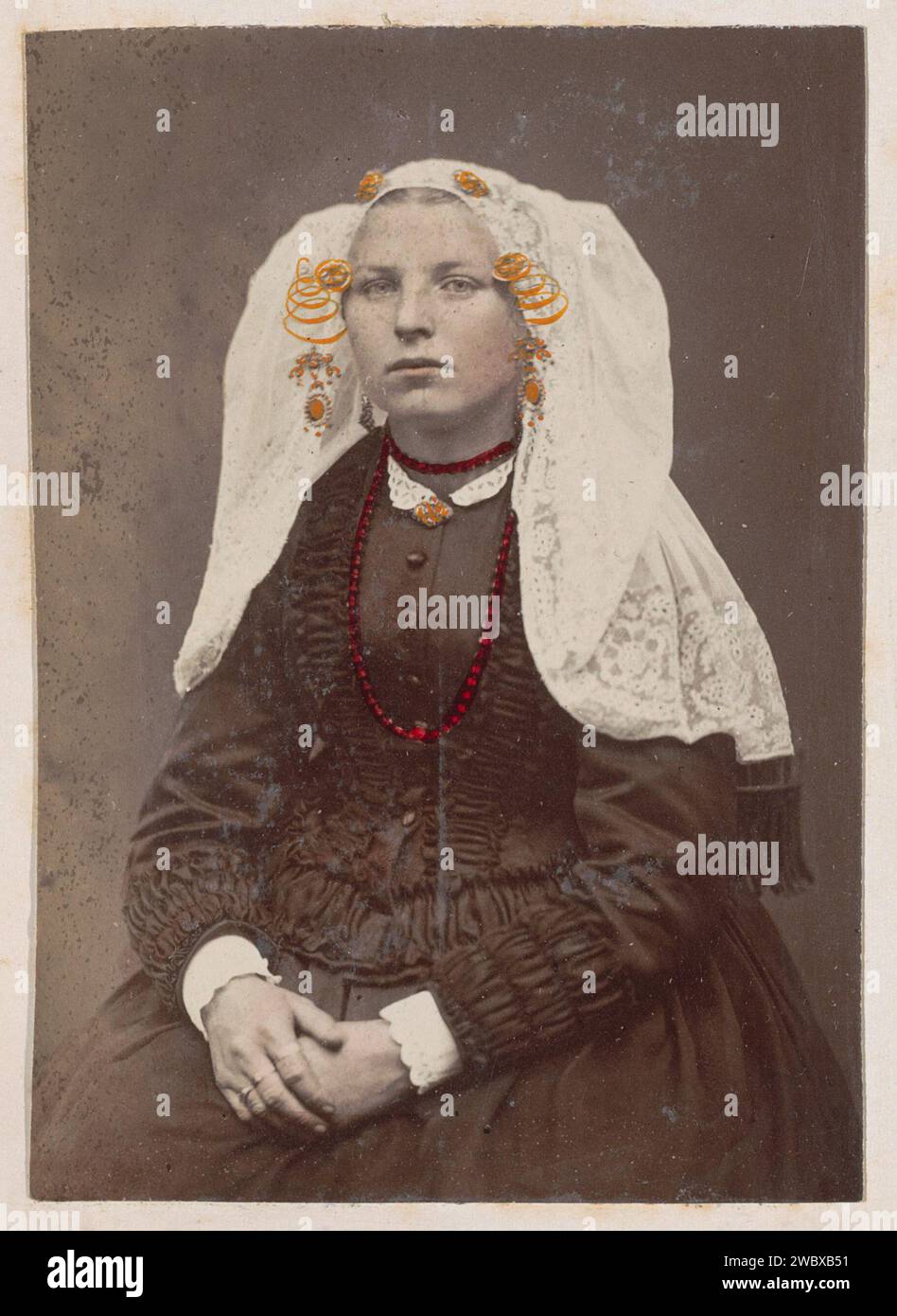 Ritratto di una donna nel costume tradizionale di Beijerland, Andries Jager, 1878 - 1890 Fotografia parte dell'album di viaggio città europee, presumibilmente svedesi. Supporto fotografico di Amsterdam stampa costume folk da albumen, costume regionale. Anonimo persona storica ritratta - BB - donna Amsterdam Foto Stock