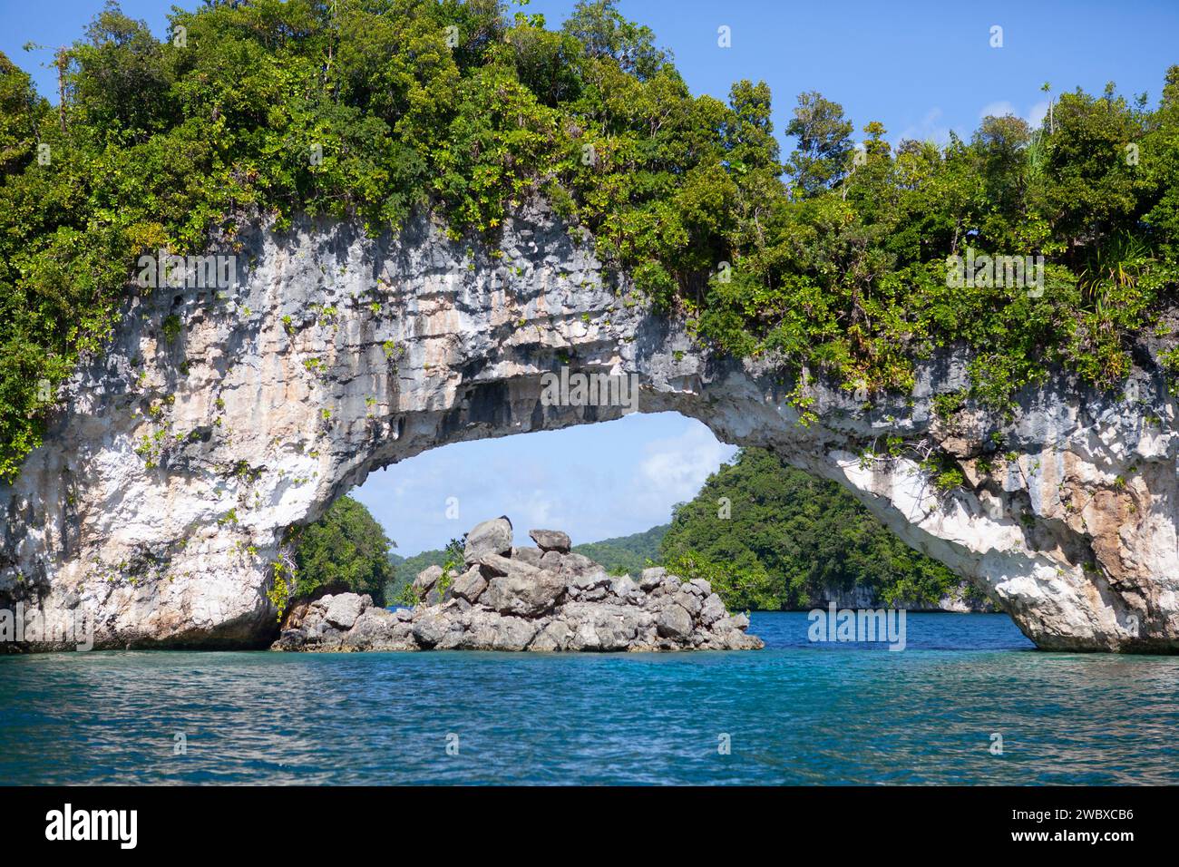 Arco in pietra naturale nell'oceano, Rock Islands Palau, Micronesia Foto Stock