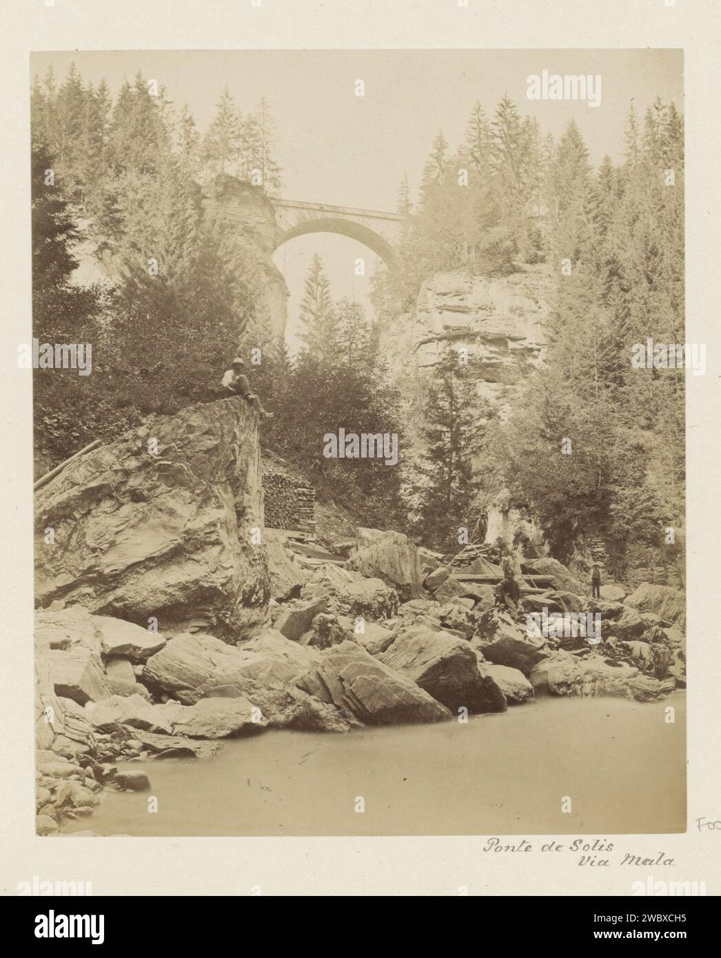 Turisti su rocce in via Mala a Ponte de Solis, Anonimo, c. 1860 - c. 1890 Fotografia parte di Reisalbum con foto di Svizzera, Austria, Italia e Germania. Carta Graubünden (cantone). supporto fotografico per la stampa di paesaggi con ponte, viadotto o acquedotto. Gita, viaggio di piacere Graubünden (cantone) Foto Stock