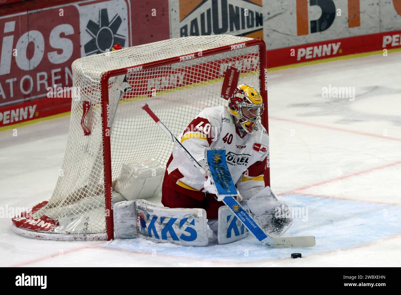 Villingen Schwenningen, Deutschland. 12 gennaio 2024. Torwart/portiere Henrik Haukeland (Düsseldorfer EG/DEG) hatte alle Hände voll zu tun beim Spiel der DEL 23-24, 37. Sptg.: Schwenninger Wild Wings vs Düsseldorfer EG (DEG) credito: dpa/Alamy Live News Foto Stock