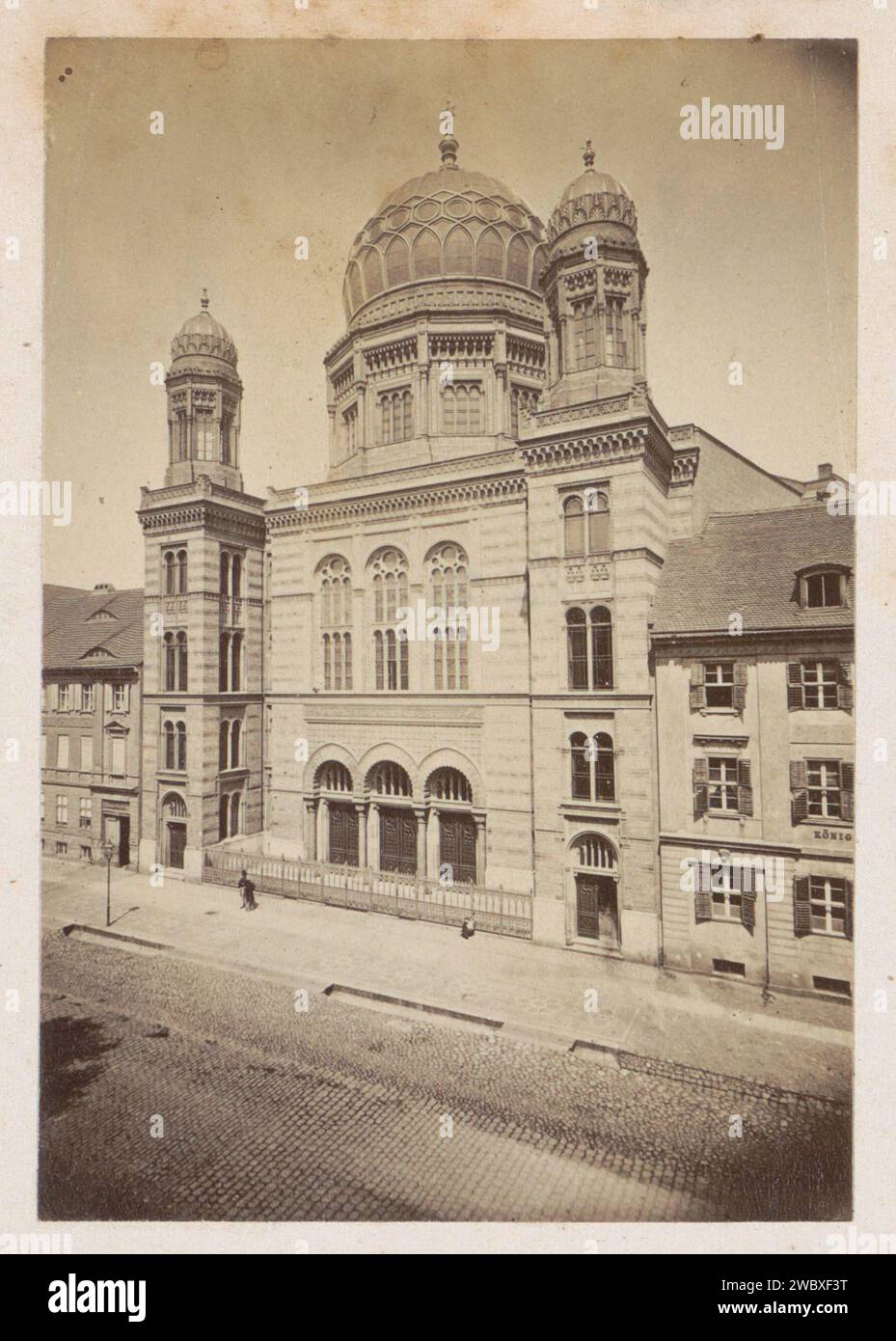 Facciata e cupola della nuova sinagoga di Berlino, Anonymous, 1878 - 1890 Fotografia parte dell'album di viaggio città europee, presumibilmente svedesi. Supporto fotografico Berlino per la stampa di facciate in albume (di casa o di edificio). La Sinagoga (come edificio e luogo di culto  religione ebraica). cupola  architettura Berlino Foto Stock