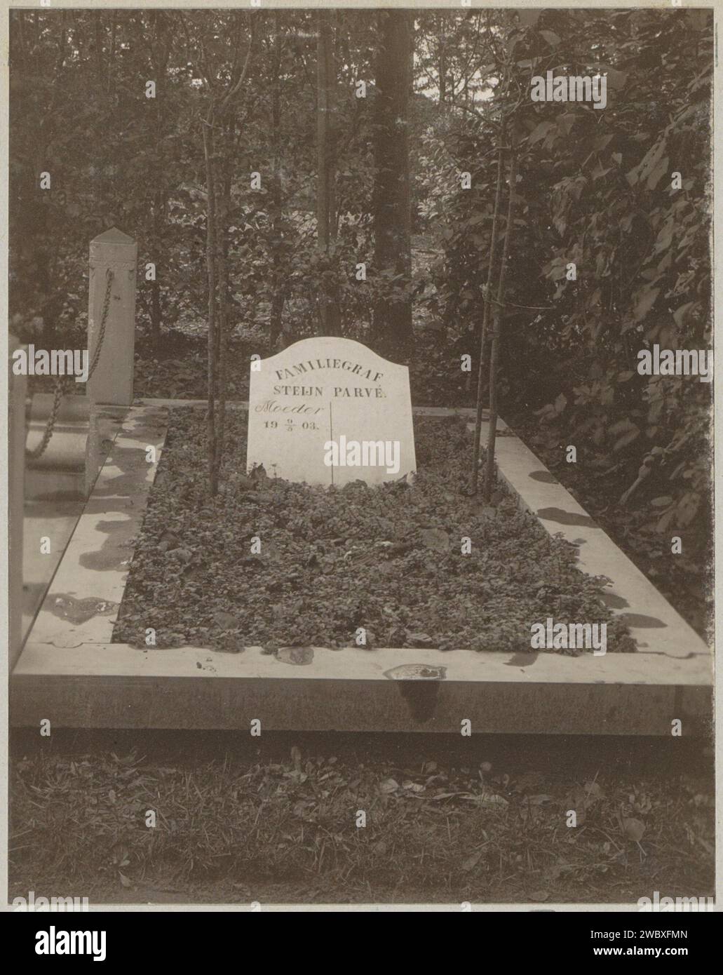 Tomba monumento della famiglia Steijn Parvé, Anonimo, in o dopo il 1903 - c. 1910 Fotografia parte dell'album di famiglia con foto di Wijnhandel Kraaij & Co. Bordeaux-Amsterdam. tomba di supporto fotografico, tomba Foto Stock