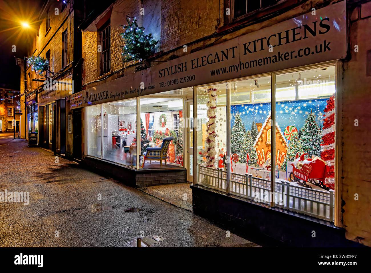 Warminster, Wiltshire, Regno Unito - dicembre 26 2022: Vetrina natalizia nello showroom dei rivenditori di elettrodomestici Homemaker Foto Stock