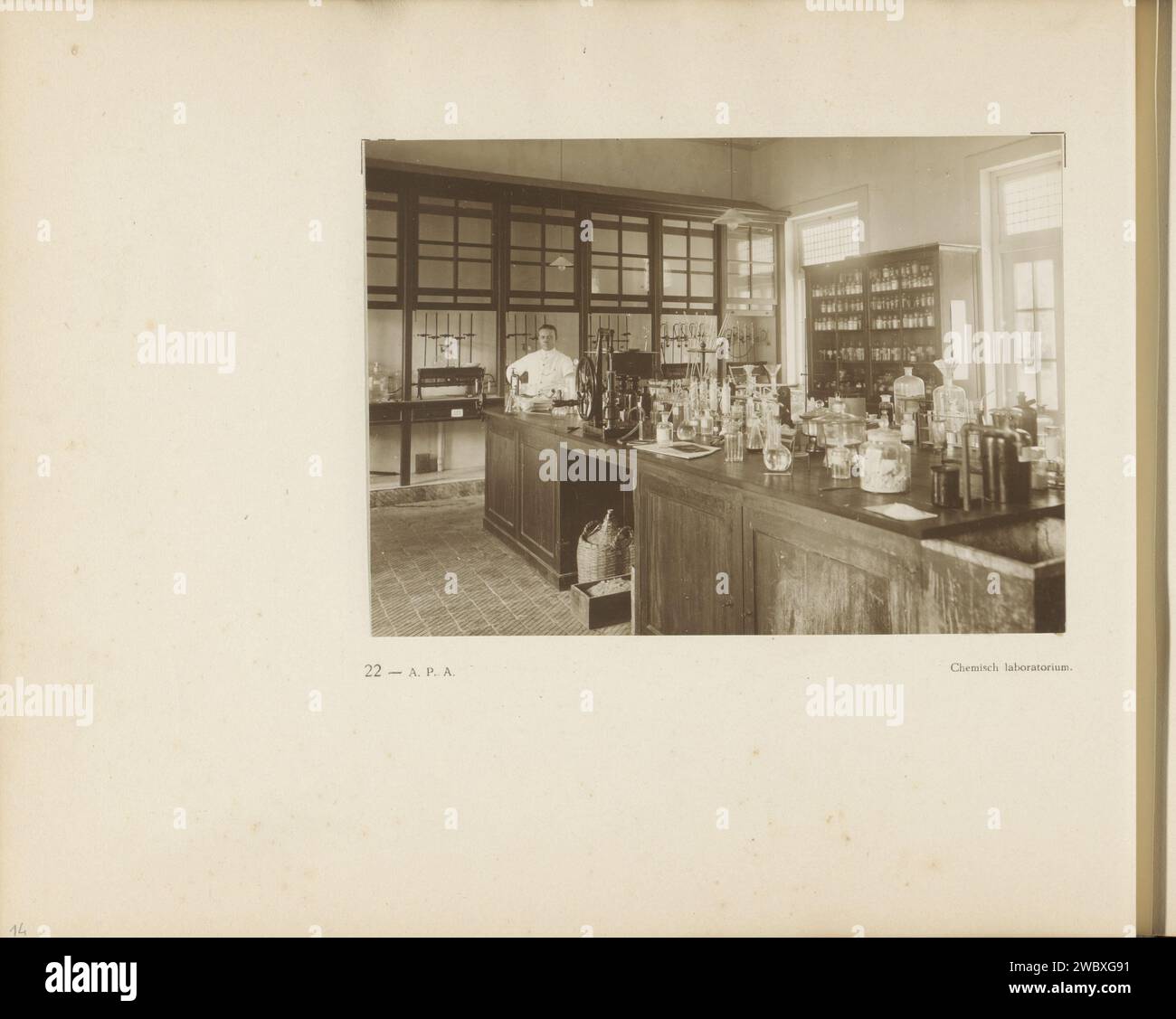 Pagina 22 del Fotoboek dell'Associazione generale delle piantatrici di gomma sulla costa orientale di Sumatra (A.V.R.O.S.), c. 1924 - c. 1925 Fotografia pagina Libro con una foto dell'interno del laboratorio chimico della stazione di prova generale della General Association of Rubberplanters ter Oostkust van Sumatra (A.V.R.O.S.) a Kampong Baroe. Parte di un album fotografico della General Association of Rubber Planters ter Oostkust van Sumatra (A.V.R.O.S.). SumatraSumatraprinter: Dutch East Indies, il giornale. supporti fotografici per la stampa (non frutta) di piante o alberi: gomma. caserme. Somma di laboratorio Foto Stock