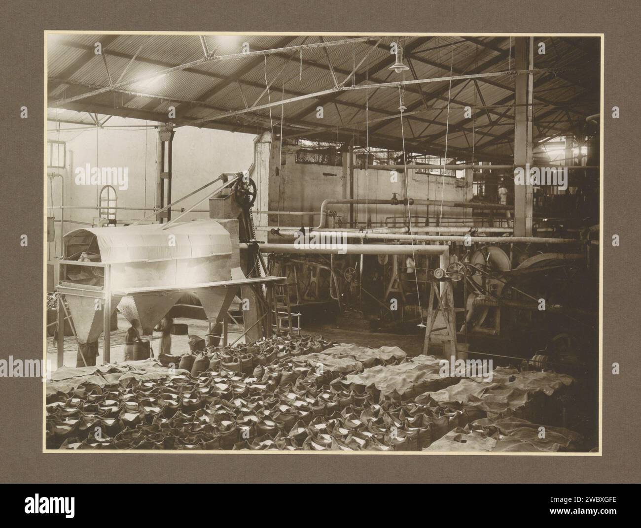 Centrifugazione della fabbrica di zucchero Budoeran a Sidoarjo su Java, c. 1925 - c. 1930 Fotografia parte di album fotografico con registrazioni di quattro fabbriche di zucchero su Java. Cartone Sidoarjo. carta. supporto fotografico zucchero con stampa gelatina argento. piantagione. piante ed erbe: canna da zucchero. Interni di fabbrica, officina meccanica delle Indie Orientali olandesi, Sidoarjo Foto Stock