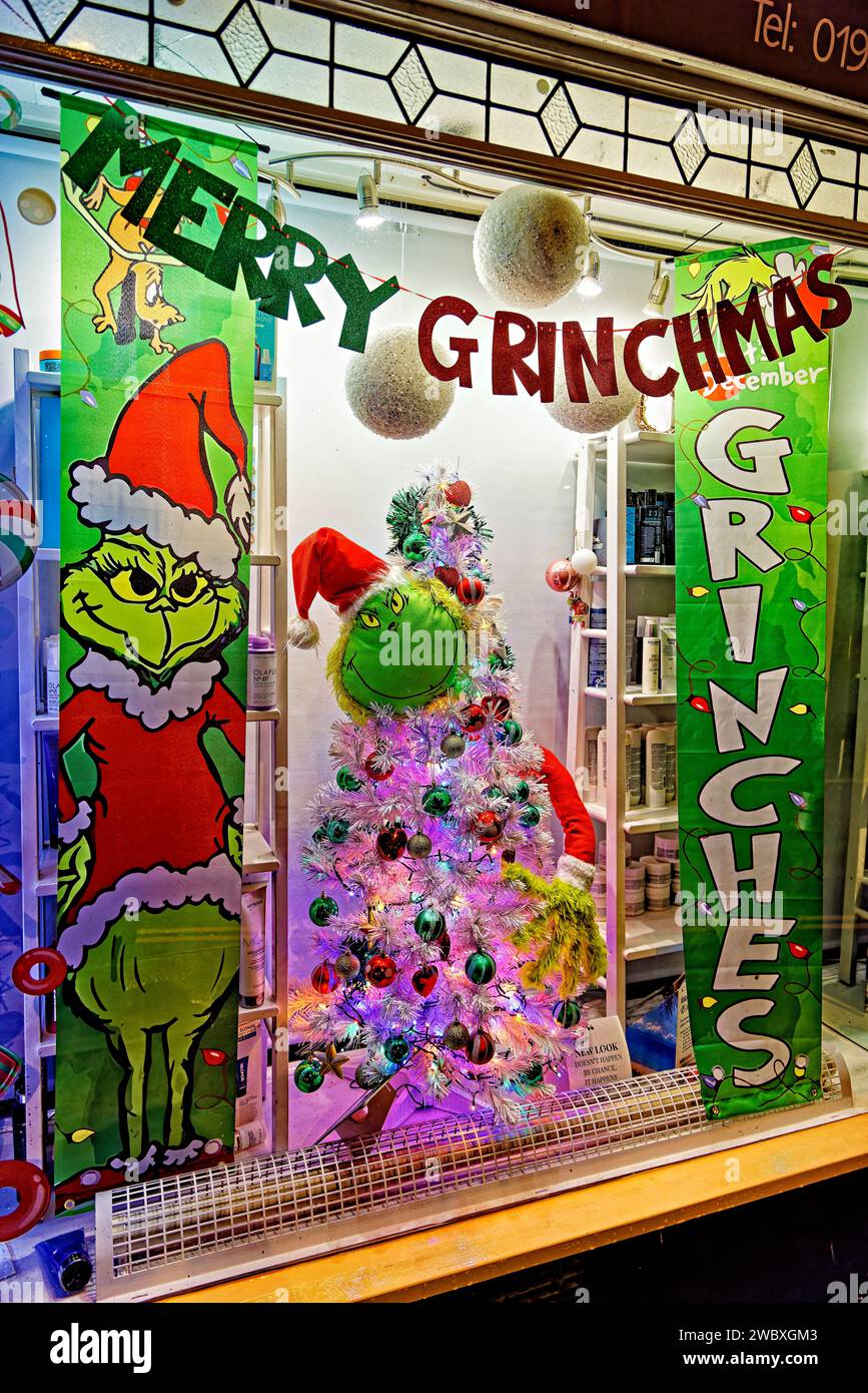 Warminster, Wiltshire, Regno Unito - dicembre 26 2022: Vetrina di un negozio a tema natalizio a Grinch, Merry Grinchmas Foto Stock