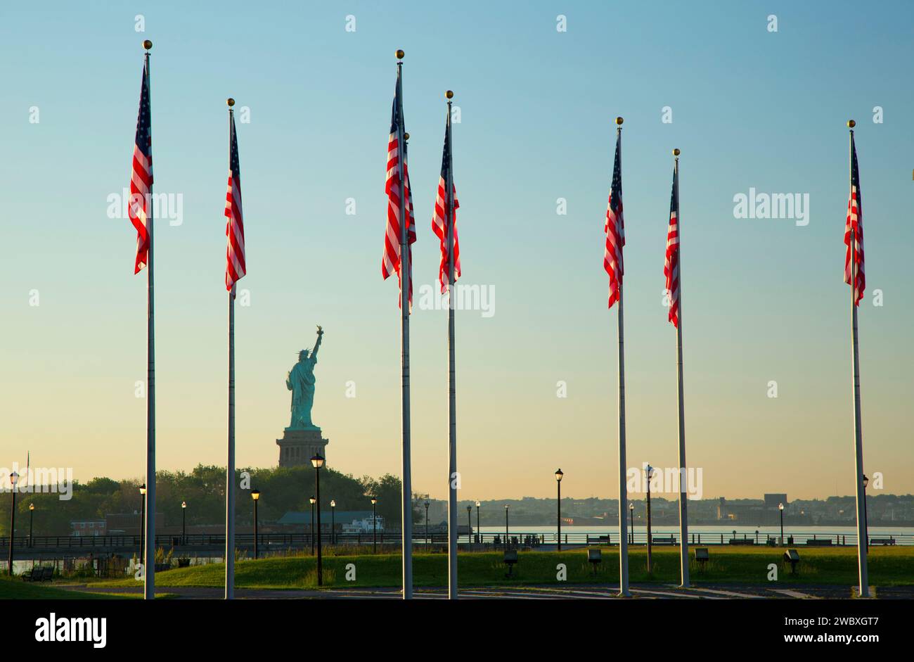 Bandiere americane con Statua della libertà, Liberty State Park, New Jersey Foto Stock