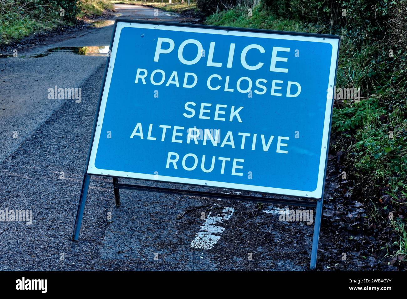Warminster, Wiltshire, Regno Unito - 5 gennaio 2024: Smallbrook Road a Warminster, Wiltshire è chiuso a causa di gravi inondazioni dovute alla tempesta Henk Foto Stock