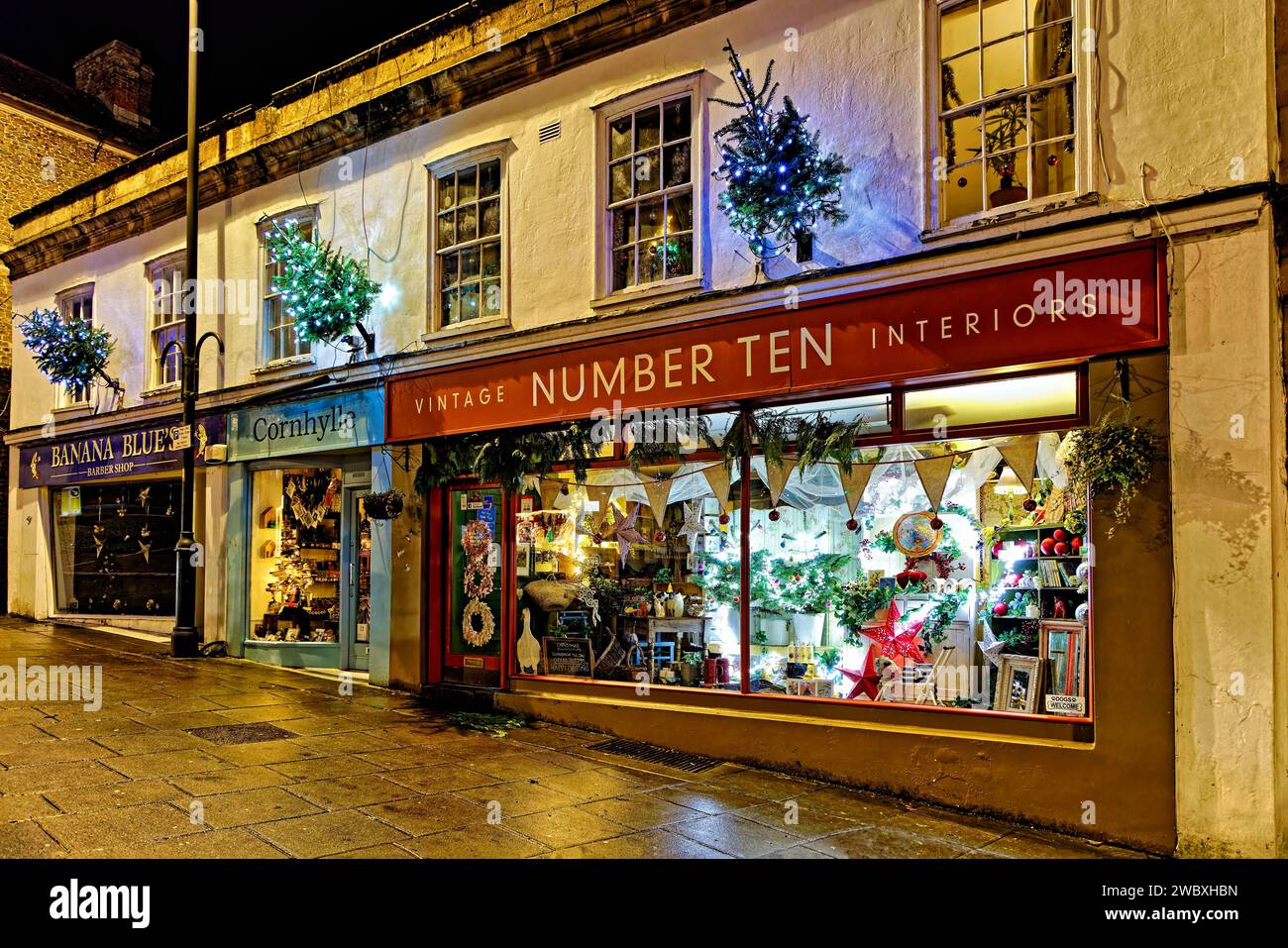 Warminster, Wiltshire, Regno Unito - dicembre 28 2022: Una serie di vetrine tradizionali a tema natalizio a Warminster High Street, Wiltshire, Inghilterra, Regno Unito Foto Stock