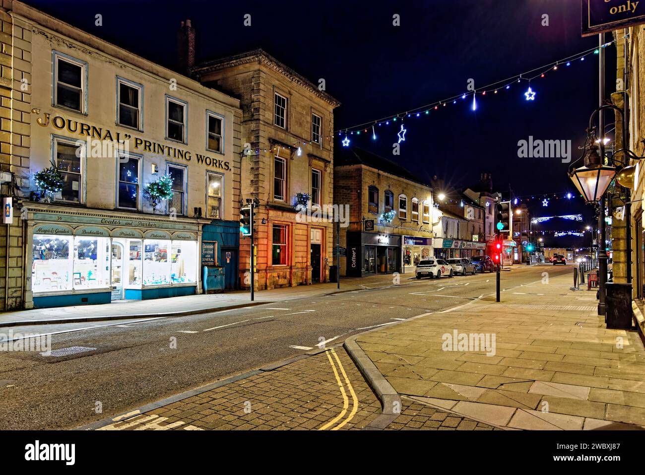 Warminster, Wiltshire, Regno Unito - 4 gennaio 2023: Christmas Street Decorations in Market Place, Warminster, Wiltshire, Inghilterra, Regno Unito Foto Stock