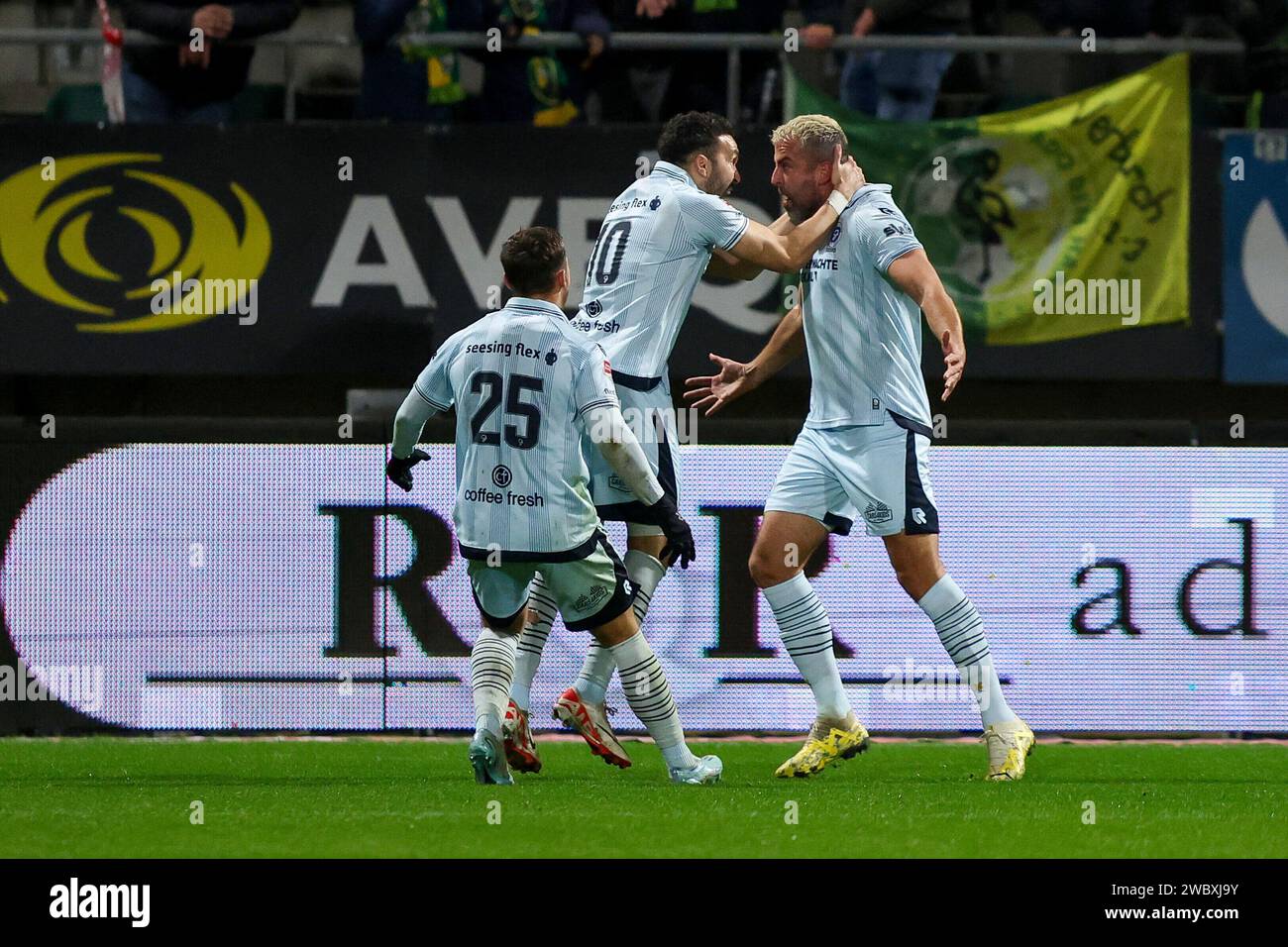 Den Haag, Nederland. 12 gennaio 2024. DEN HAAG, NEDERLAND - 12 GENNAIO: Levi Schoppema di De Graafschap, Mimoun Mahi di De Graafschap, Ralf Seuntjes di De Graafschap festeggia dopo aver segnato il terzo gol della squadra durante la partita olandese Keuken Kampioen Divisie tra ADO Den Haag e De Graafschap al Bingoal Stadion il 12 gennaio 2024 a Den Haag, Nederland. (Foto di Hans van der Valk/Orange Pictures) credito: dpa/Alamy Live News Foto Stock