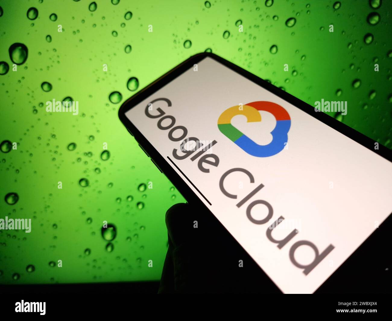 Konskie, Polonia - 12 gennaio 2024: Logo Google Cloud visualizzato sullo schermo del telefono cellulare Foto Stock