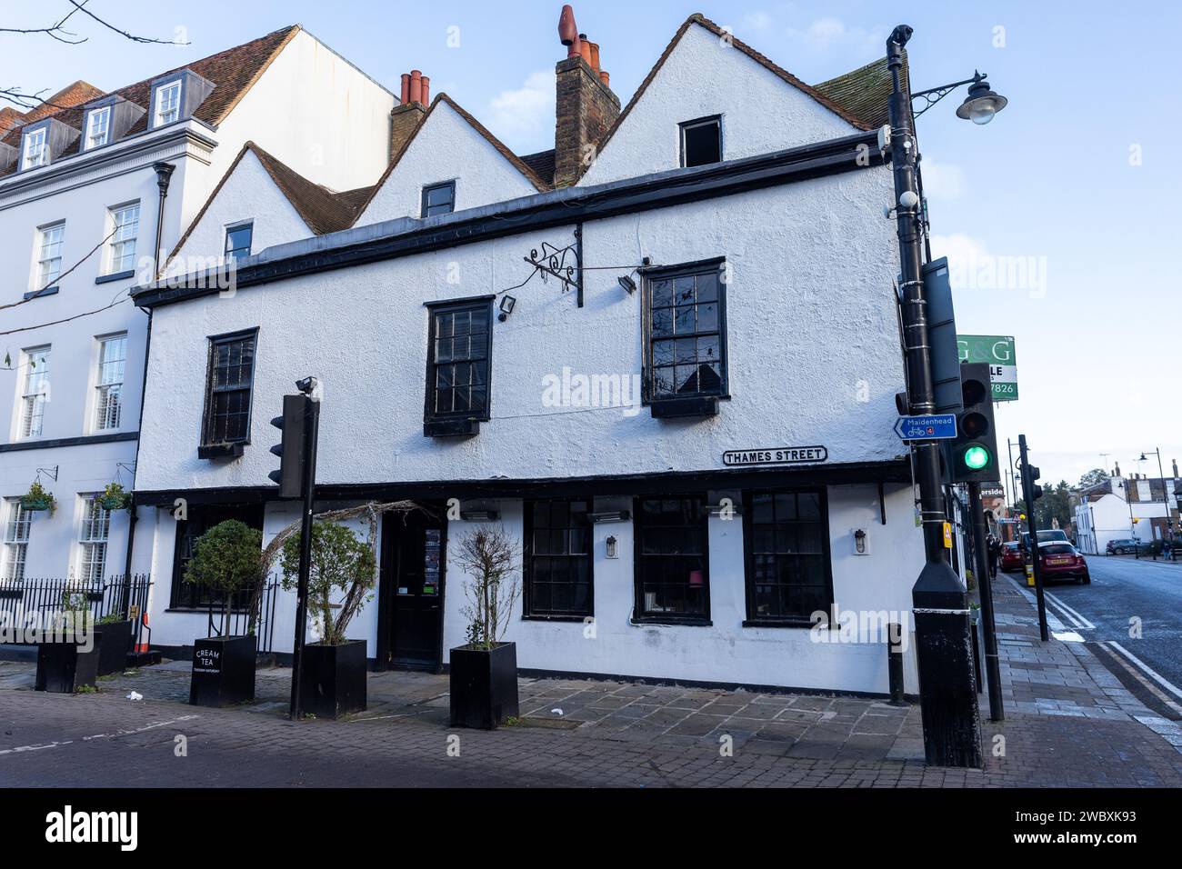 Windsor, Regno Unito. 11 gennaio 2024. I locali commerciali non occupati sono raffigurati all'angolo di una strada vicino al Castello di Windsor. Il locale ospitava in precedenza il ristorante bel & the Dragon e la sala da tè e, prima di allora, il pub William IV e sono ora in vendita. Crediti: Mark Kerrison/Alamy Live News Foto Stock