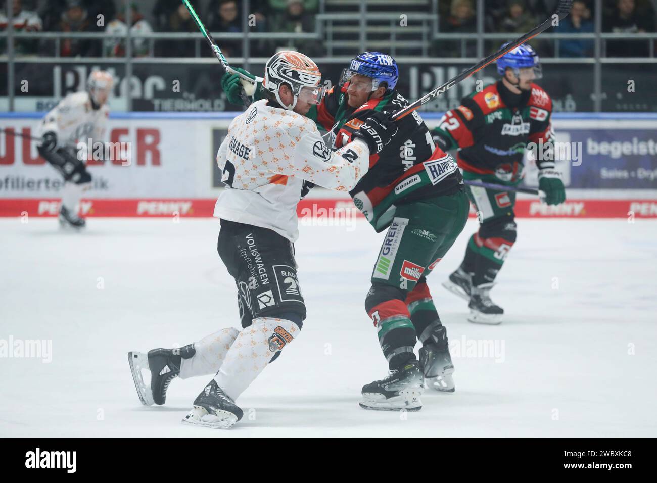 Augusta, Deutschland 12. Gennaio 2024: 1. DEL - 2023/2024 - SP.37 - Augsburger Panther vs. Grizzlys Wolfsburg IM Bild: v. li. im Zweikampf John Ramage (Grizzlys Wolfsburg) e Mirco Sacher (Augsburger Panther) Foto Stock