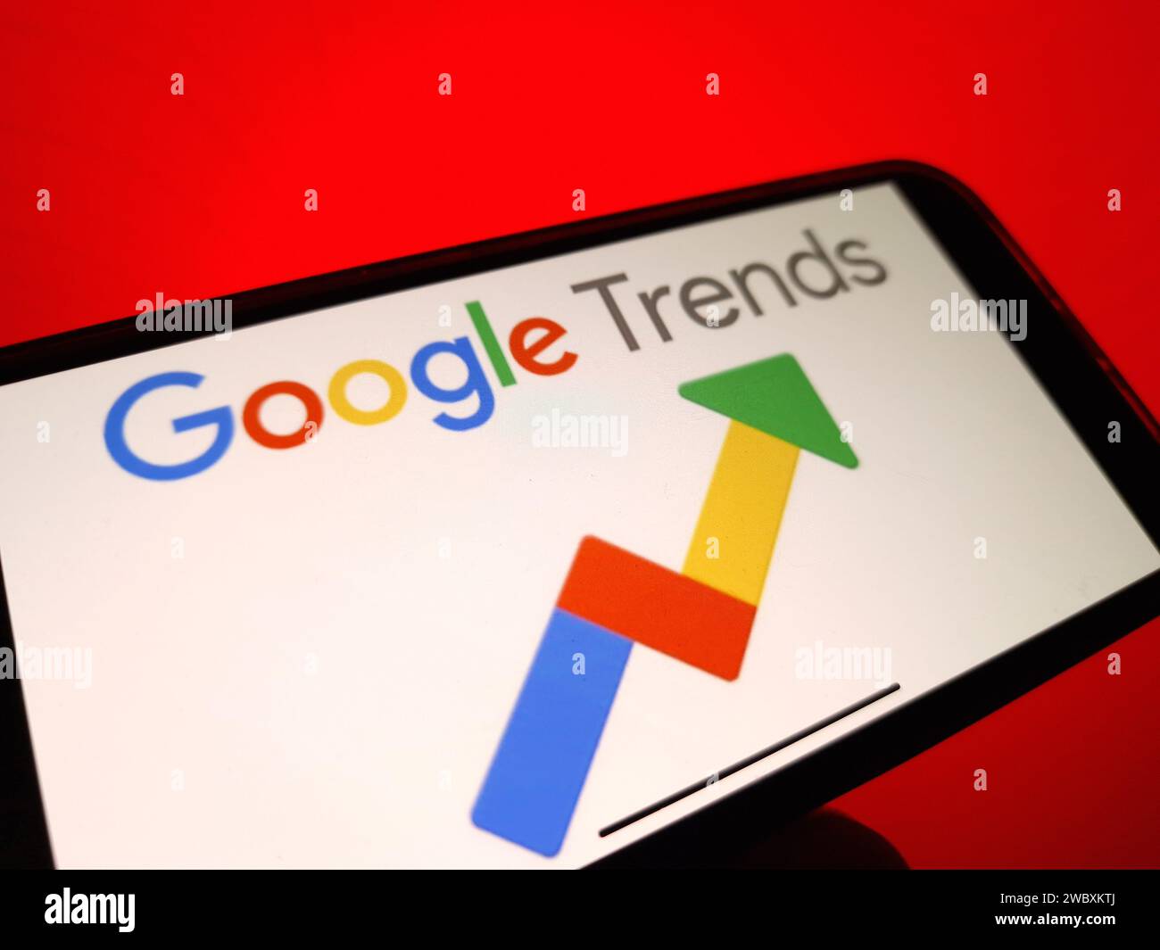 Konskie, Polonia - 12 gennaio 2024: Logo Google Trends visualizzato sullo schermo del telefono cellulare Foto Stock