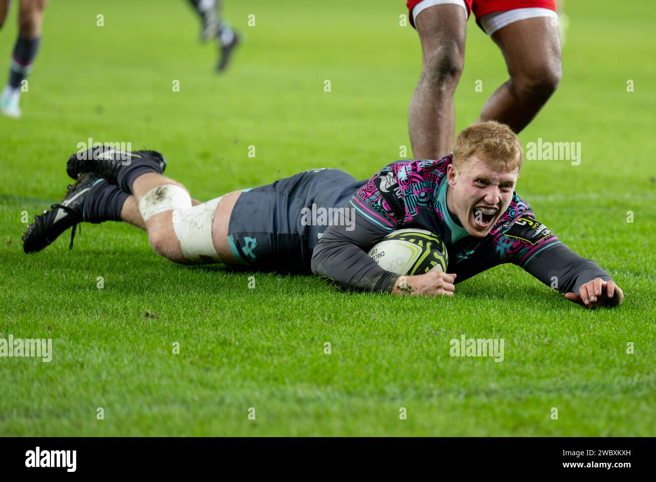 Swansea, Regno Unito. 12 gennaio 2024. Iestyn Hopkins di Ospreys segna la seconda meta della sua squadra durante la partita della European Challenge Cup tra Ospreys e Perpignan allo Stadio Swansea.com di Swansea il 12 gennaio 2024. Questa immagine può essere utilizzata solo per scopi editoriali. Solo per uso editoriale. Credito: Ashley Crowden/Alamy Live News Foto Stock