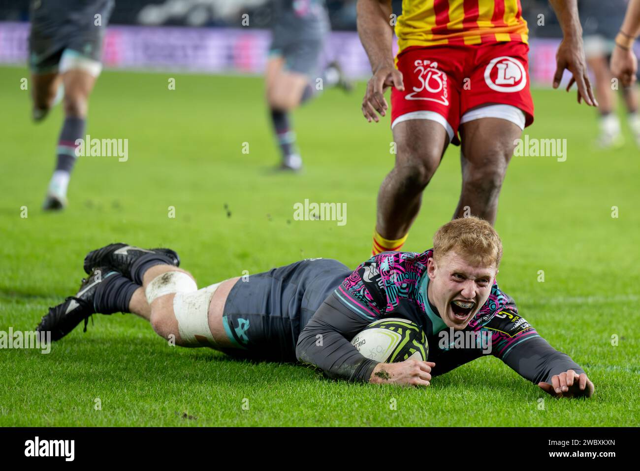 Swansea, Regno Unito. 12 gennaio 2024. Iestyn Hopkins di Ospreys segna la seconda meta della sua squadra durante la partita della European Challenge Cup tra Ospreys e Perpignan allo Stadio Swansea.com di Swansea il 12 gennaio 2024. Questa immagine può essere utilizzata solo per scopi editoriali. Solo per uso editoriale. Credito: Ashley Crowden/Alamy Live News Foto Stock