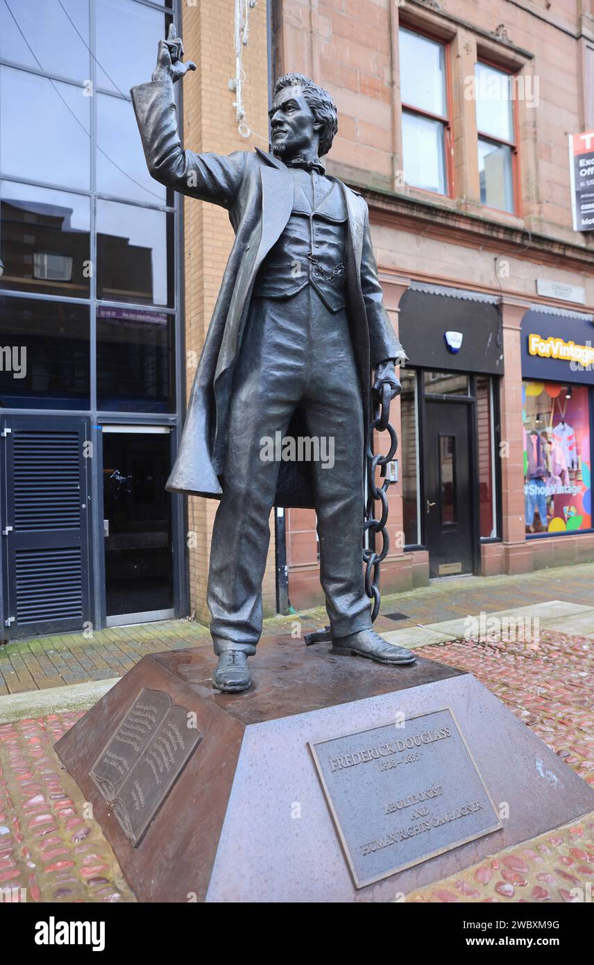 Statua a Belfast dell'ex schiavo Frederick Douglass che divenne un attivista anti schiavista e visitò per la prima volta Belfast nel 1845, Irlanda del Nord, Regno Unito Foto Stock