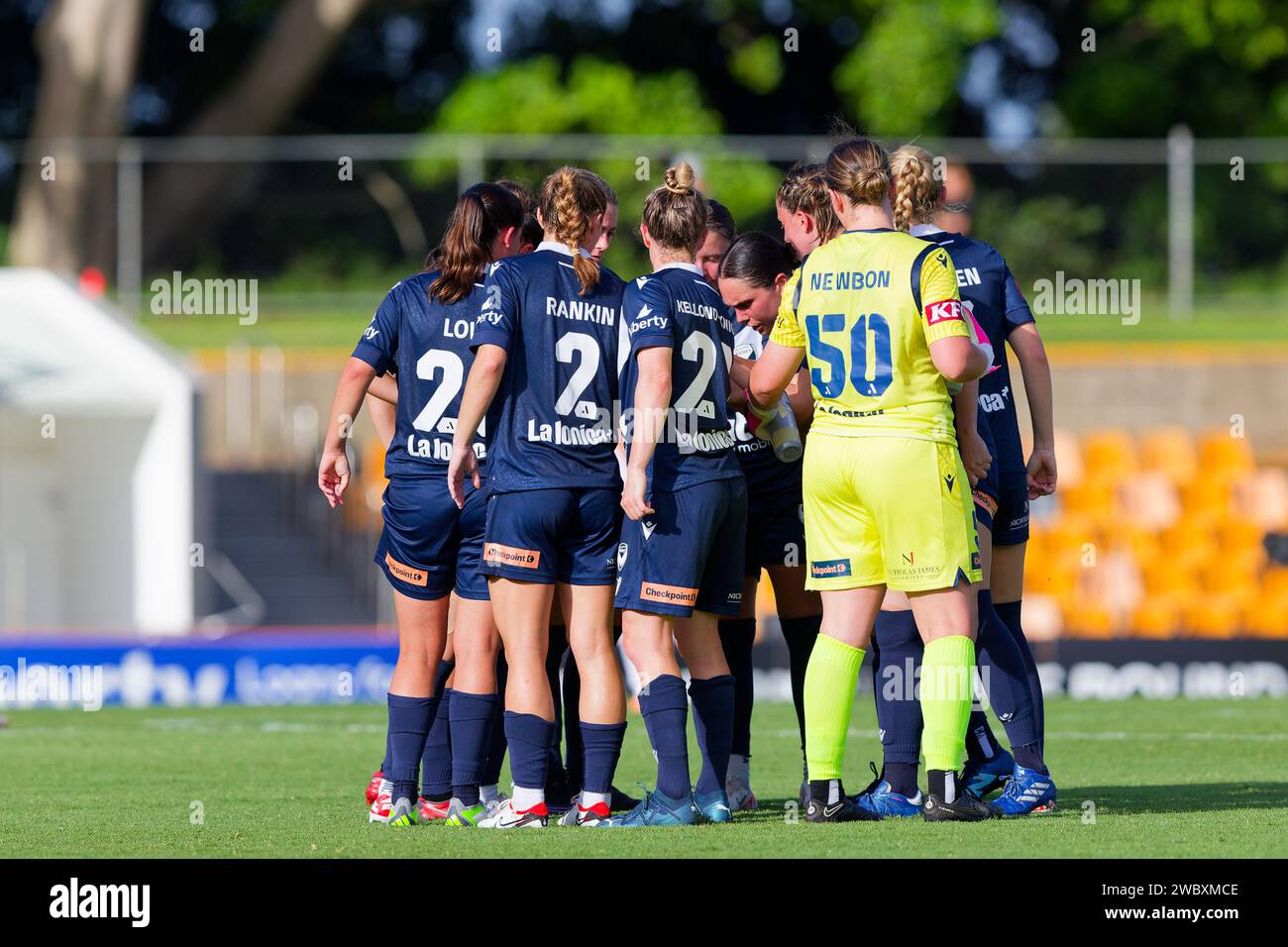 Sydney, Australia. 12 gennaio 2024. I giocatori del Melbourne Victory si riuniscono insieme durante la partita A-League Women RD12 tra Melbourne Victory e Perth Glory al Leichhardt Oval il 12 gennaio 2024 a Sydney, Australia Credit: IOIO IMAGES/Alamy Live News Foto Stock