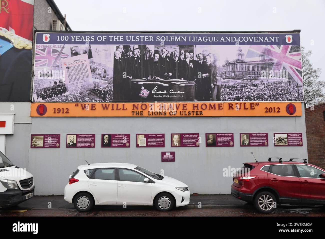 Segnaletica a sostegno delle cause lealiste nella zona protestante di Shankill a Belfast, NI, Regno Unito Foto Stock