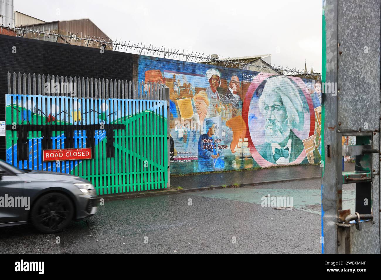 Le porte di separazione tra l'area nazionalista cattolica e l'unionista protestante si trovano a Belfast, soppresse durante i problemi settari e violenti. Foto Stock