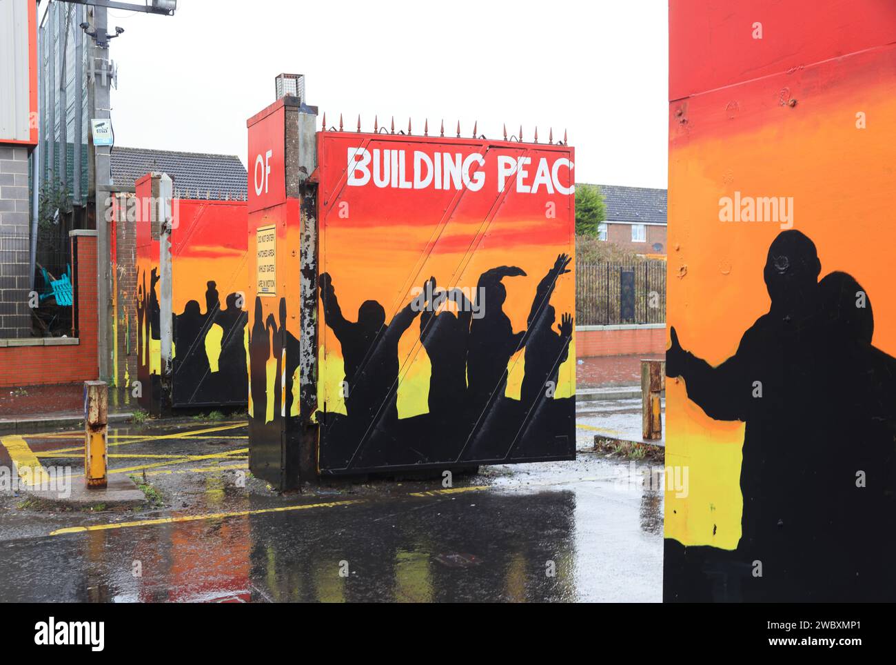 Le porte di separazione tra l'area nazionalista cattolica e l'unionista protestante si trovano a Belfast, soppresse durante i problemi settari e violenti. Foto Stock