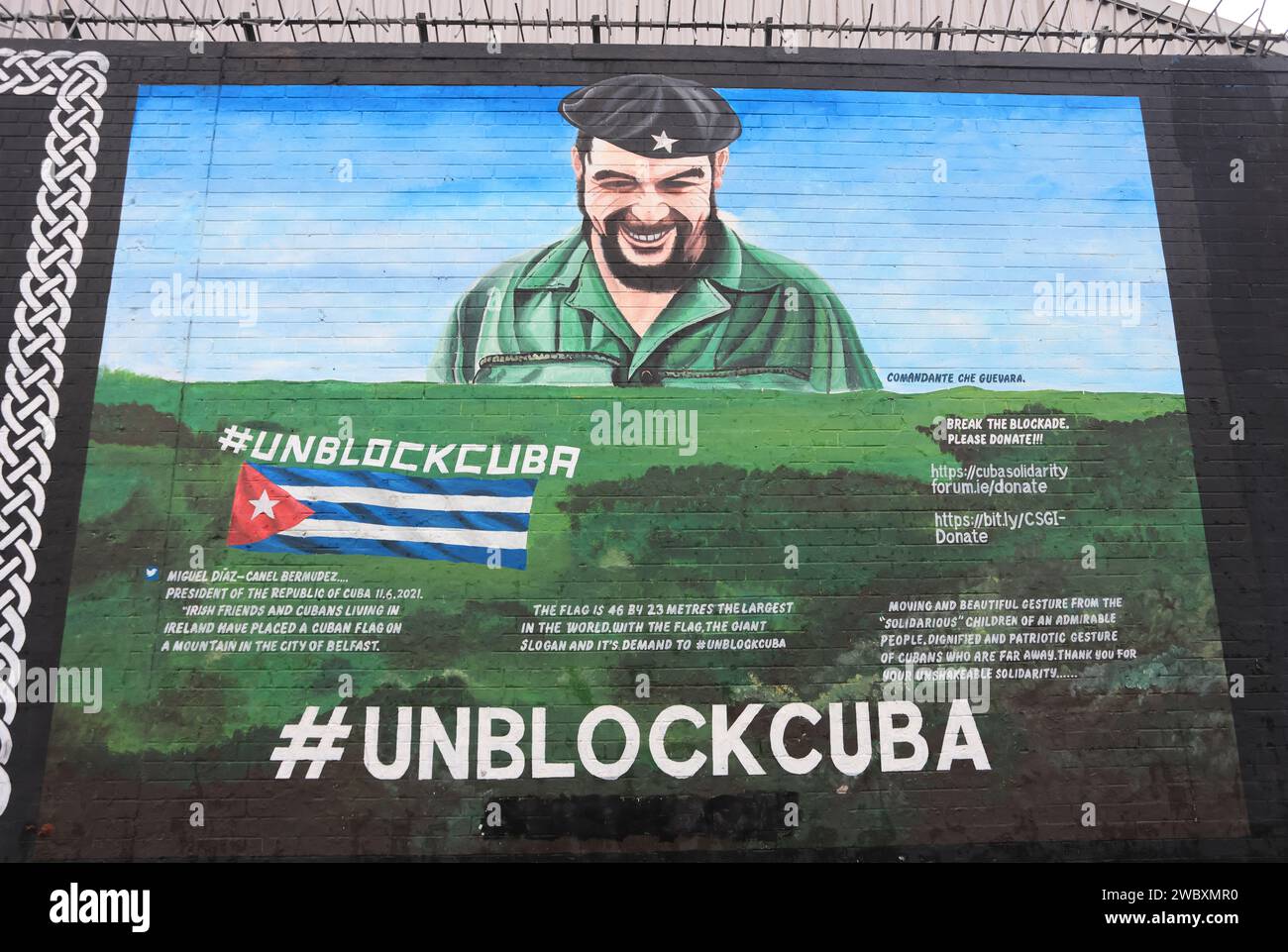 Northumberland Street che corre tra la lealista Divis Street e l'unionista Shankhill Road, conosciuta come il muro Internazionale, con i suoi famosi murales, NI. Foto Stock