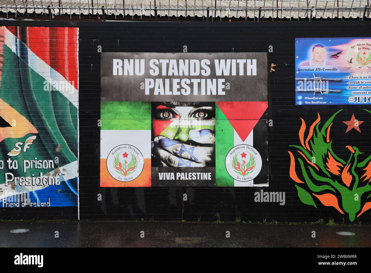 Northumberland Street, che corre tra Repubblicana Divis Street e Loyalist Shankhill Road, conosciuta come il muro Internazionale, con i suoi iconici murales. Foto Stock