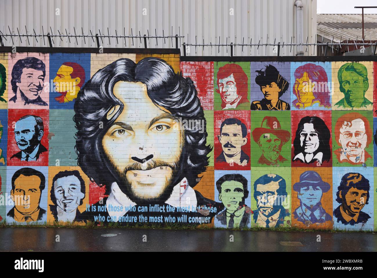 Northumberland Street che corre tra la lealista Divis Street e l'unionista Shankhill Road, conosciuta come il muro Internazionale, con i suoi famosi murales, NI. Foto Stock
