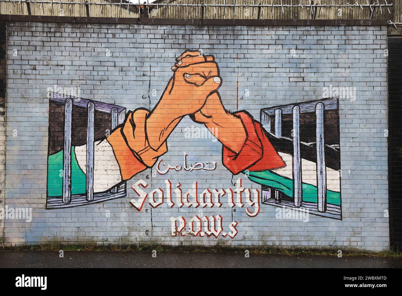 Northumberland Street che corre tra la lealista Divis Street e l'unionista Shankhill Road, conosciuta anche come il muro Internazionale, con il suo famoso colle Foto Stock