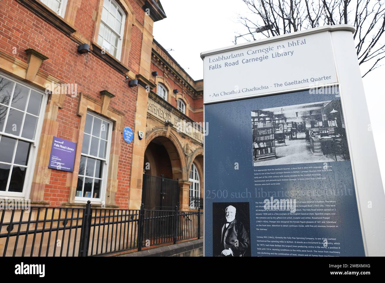 La storica Falls Road Carnegie Library nel Gaeltracht Quarter, a West Belfast, NI, Regno Unito Foto Stock