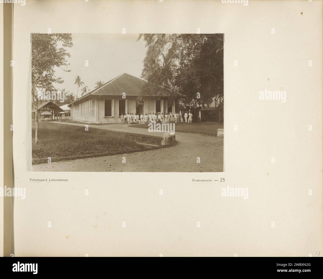 Pagina 25 dell'album fotografico della General Association of Rubber Planters ter Oostkust van Sumatra (A.V.R.O.S.), c. 1924 - c. 1925 Fotografia pagina con una foto del personale in piedi davanti al laboratorio patologico della stazione di prova Algemeene della General Association of Rubber Planters sulla costa orientale di Sumatra (A.V.R.O.S.) a Kampong Baroe. Parte di un album fotografico della General Association of Rubber Planters ter Oostkust van Sumatra (A.V.R.O.S.). SumatraSumatraprinter: Dutch East Indies, il giornale. supporti fotografici per la stampa (non frutta) di piante o alberi: gomma. Foto Stock