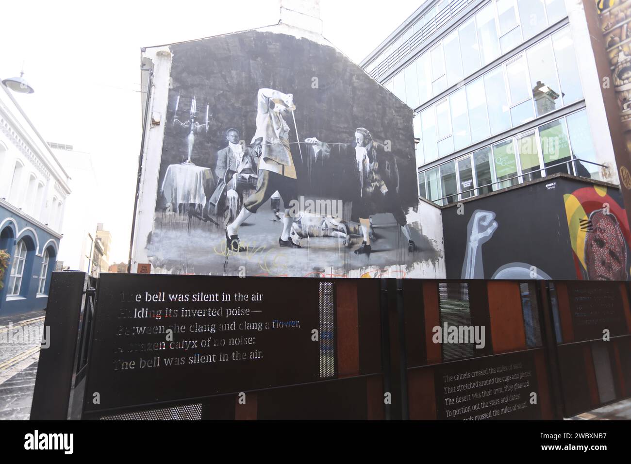 The Duel of Belfast, Dance by Candlelight murales, dipinto dall'artista irlandese Conor Harrington su Hill Street nel Cathedral Quarter of Belfast, NI, Regno Unito Foto Stock