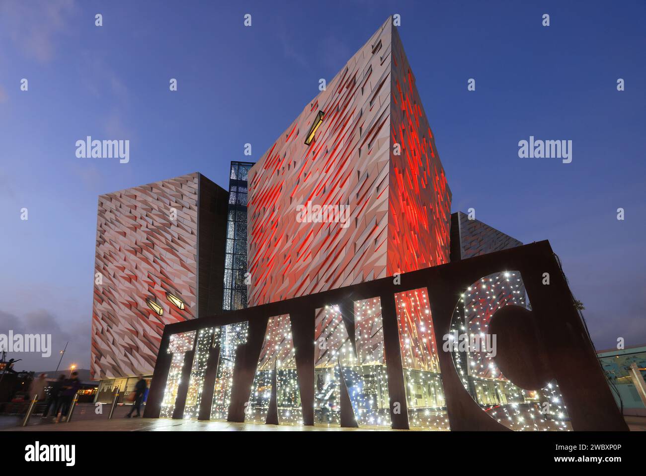 Il Museo del Titanic illuminato nel periodo natalizio nel Titanic Quarter, Belfast, NI Ireland, Regno Unito Foto Stock