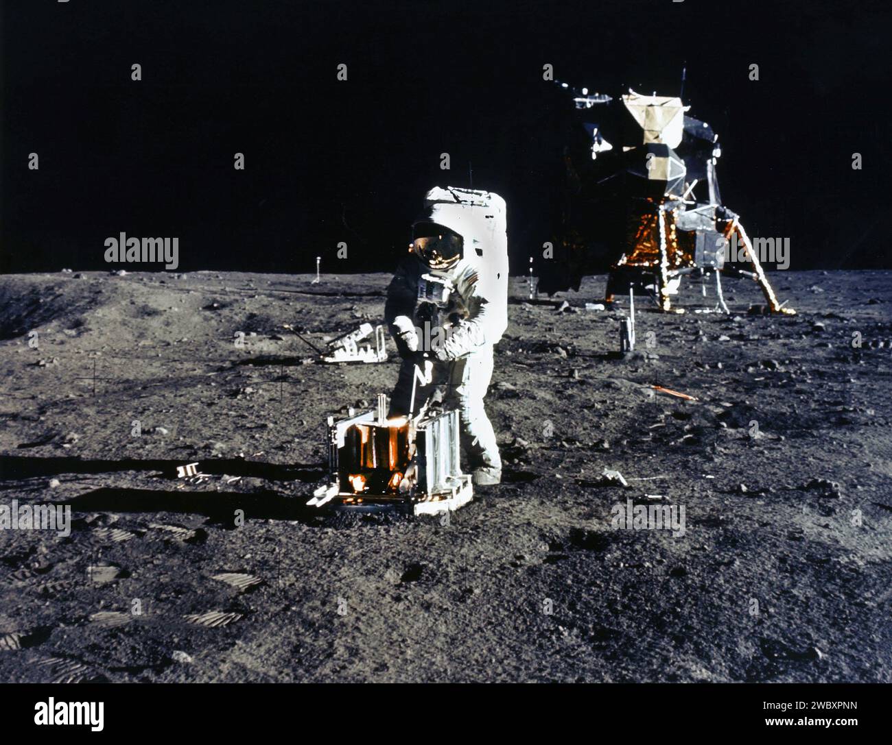 L'astronauta americano Edwin E. Aldrin Deploying Passive Siismic Experiments Package (PSEP) durante l'attività extraveicolare dell'Apollo 11, foto di Neil Armstrong, Johnson Space Center, NASA 20 luglio 1969 Foto Stock