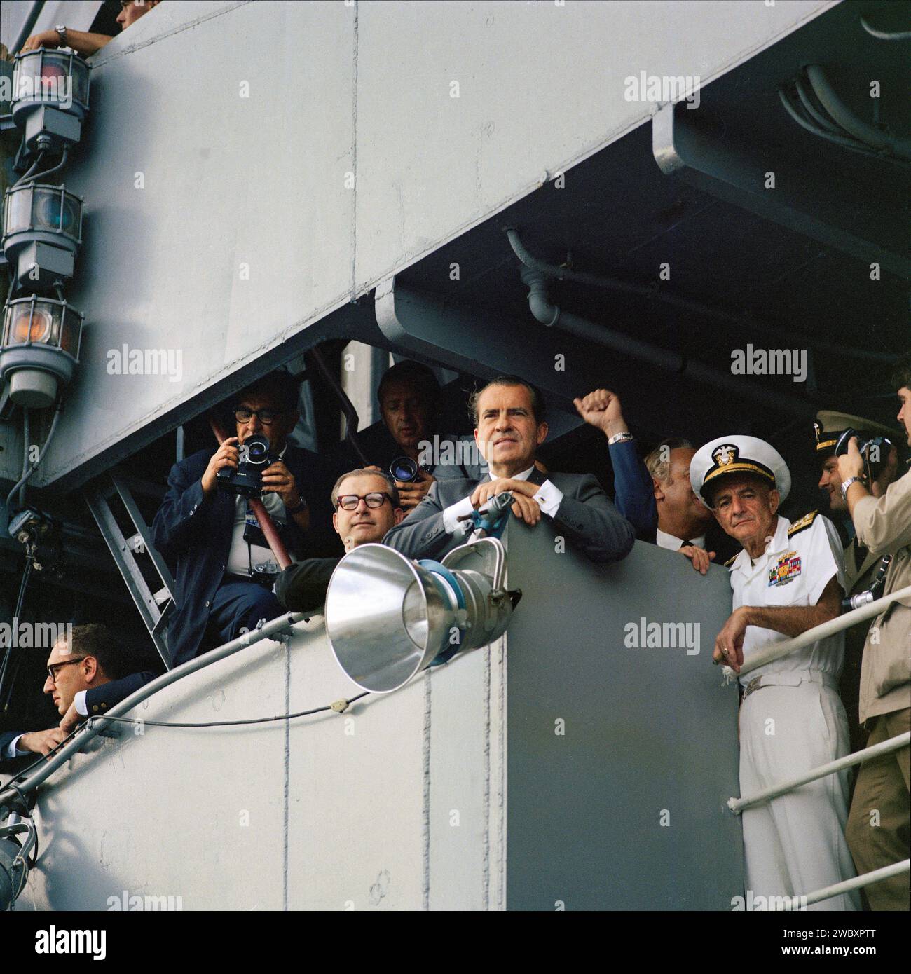 Il presidente degli Stati Uniti Richard M. Nixon sul ponte della USS Hornet, nave di primo recupero per la missione di atterraggio lunare Apollo 11, in attesa dell'arrivo dell'equipaggio dell'Apollo 11, circa 812 miglia nautiche a sud-ovest delle Hawaii, NASA, 24 luglio 1969 Foto Stock