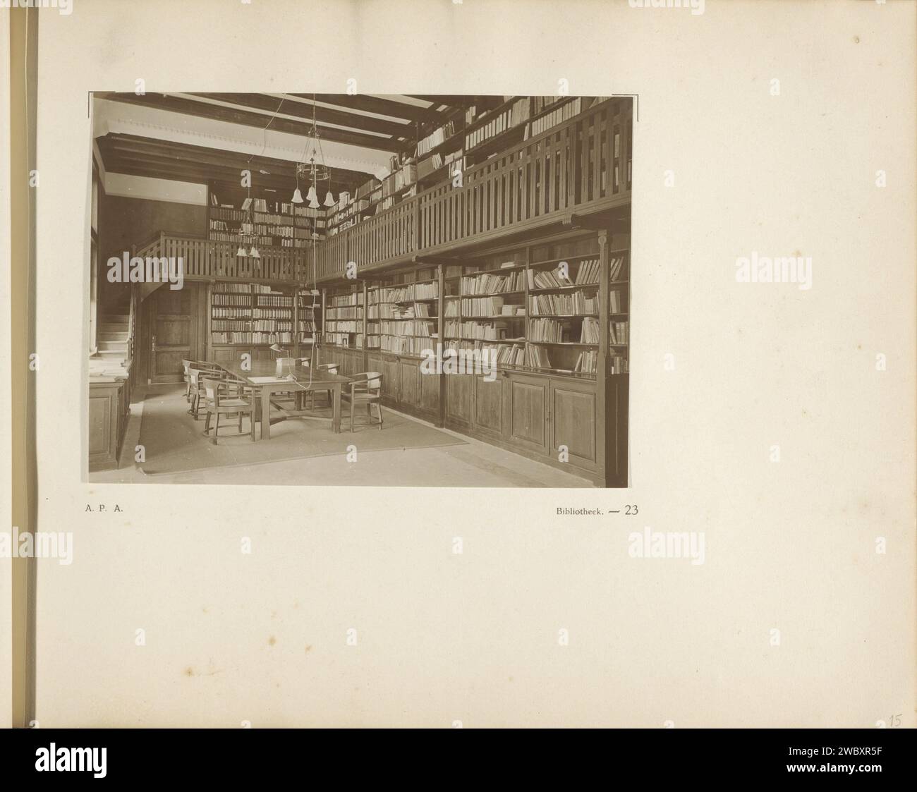 Pagina 23 del libro fotografico dell'Associazione generale delle piantatrici di gomma sulla costa orientale di Sumatra (A.V.R.O.S.), c. 1924 - c. 1925 Fotografia pagina Libro con una foto dell'interno della biblioteca della General Proefstation della General Association of Rubber Planters ter Oostkust van Sumatra (A.V.R.O.S.) a Kampong Baroe. Parte di un album fotografico della General Association of Rubber Planters ter Oostkust van Sumatra (A.V.R.O.S.). SumatraSumatraprinter: Dutch East Indies, il giornale. supporti fotografici per la stampa (non frutta) di piante o alberi: gomma. laboratorio. Biblioteca pubblica Sumatr Foto Stock