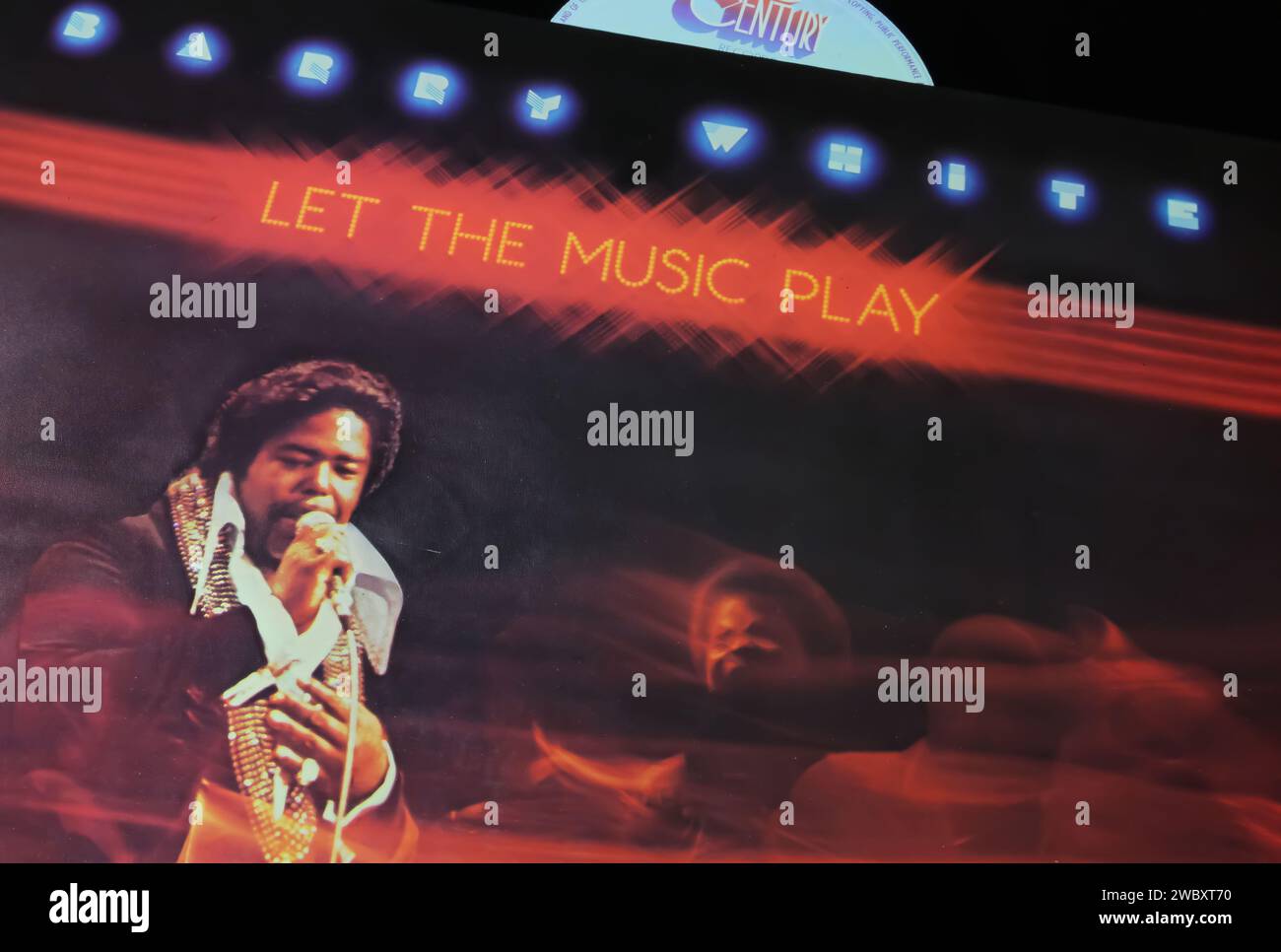 Viersen, Germania - 9 maggio. 2023: Closeup of soul Singer Barry White, album in vinile cover Let the Music play from 1976 Foto Stock