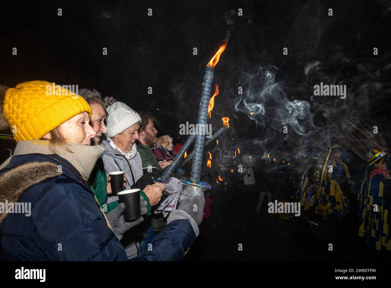 12 gennaio 2024. L'annuale mele orchestri di wassail si svolse nel villaggio di Hartley Wintney, Hampshire, Inghilterra, Regno Unito. Il gruppo Hook Eagle Morris ha iniziato la serata all'esterno del Waggon and Horses Pub con una dimostrazione di danza morris, con sidro a disposizione del pubblico. A questo seguì una processione di fiaccole al frutteto, con canti e battaglie tradizionali e pezzi di brindisi sono stati posti su un melo per promuovere un buon raccolto per l'anno successivo. Foto Stock