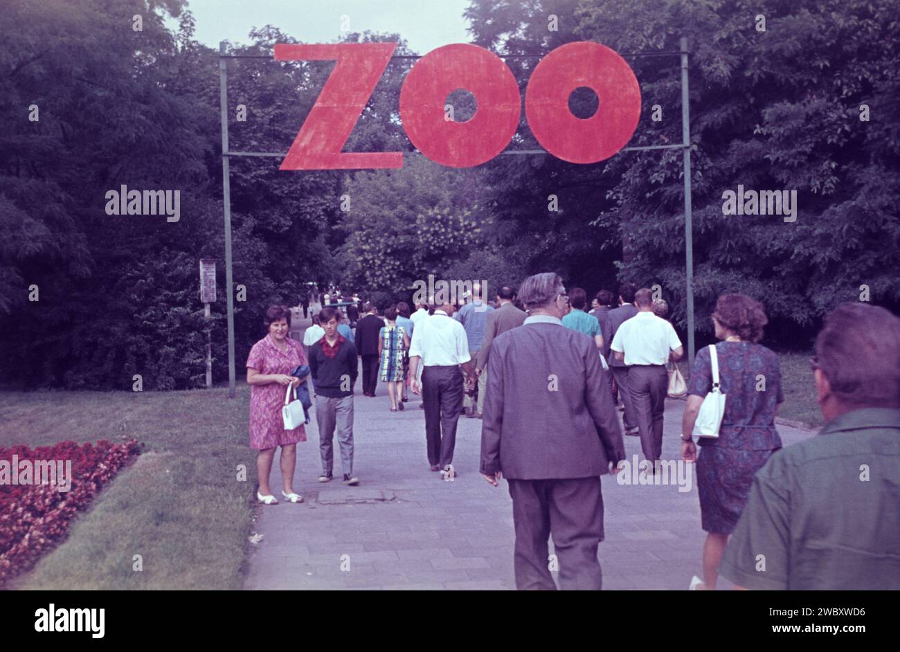 Visitatori di fronte a uno zoo della Germania orientale o ex DDR 1970 Foto Stock