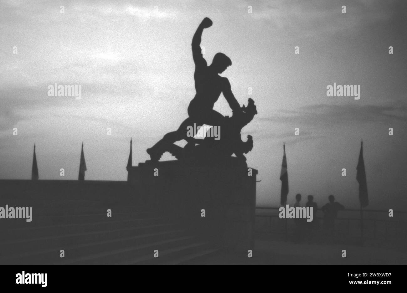 Statua con un uomo che lotta contro il drago su una slitta bianchita da anni sessanta Foto Stock