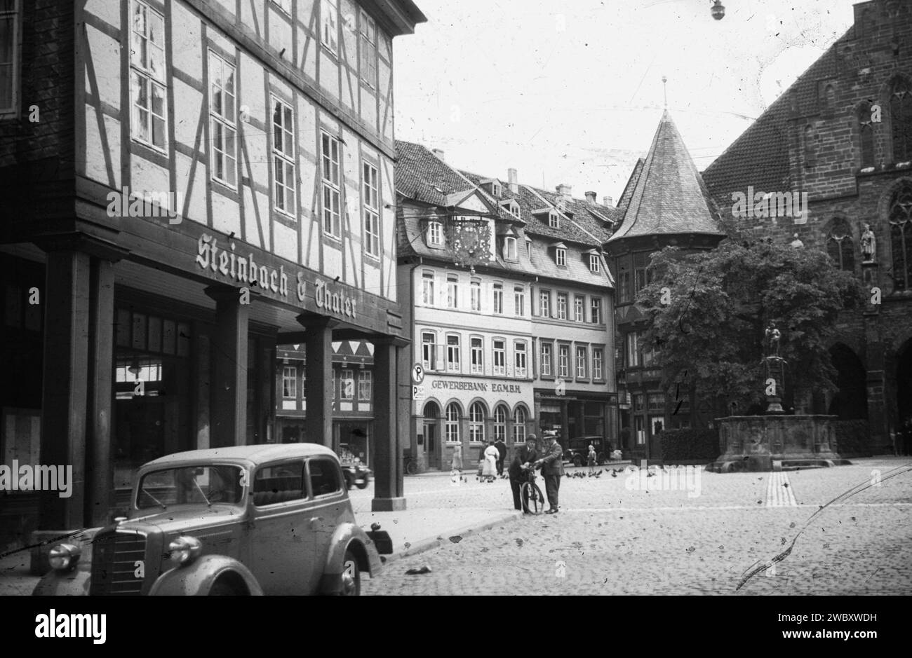 Immagine storica di Piazza della città, Stadtplatz Hildesheim, anni '1930, Germania, è un'immagine in bianco e nero con graffi Foto Stock