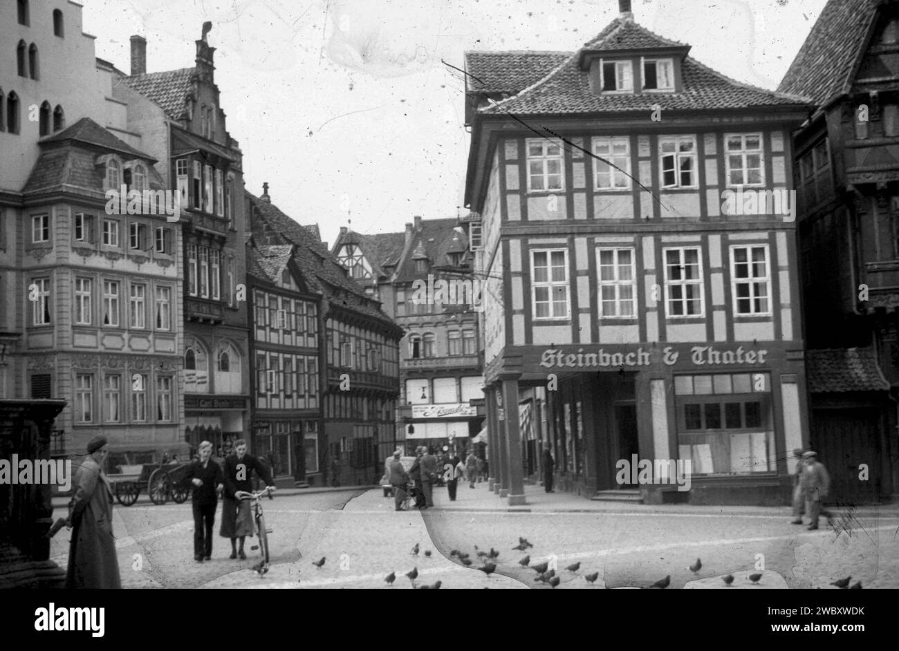 Immagine storica di Piazza della città, Stadtplatz Hildesheim, anni '1930, Germania, è un'immagine in bianco e nero con graffi Foto Stock