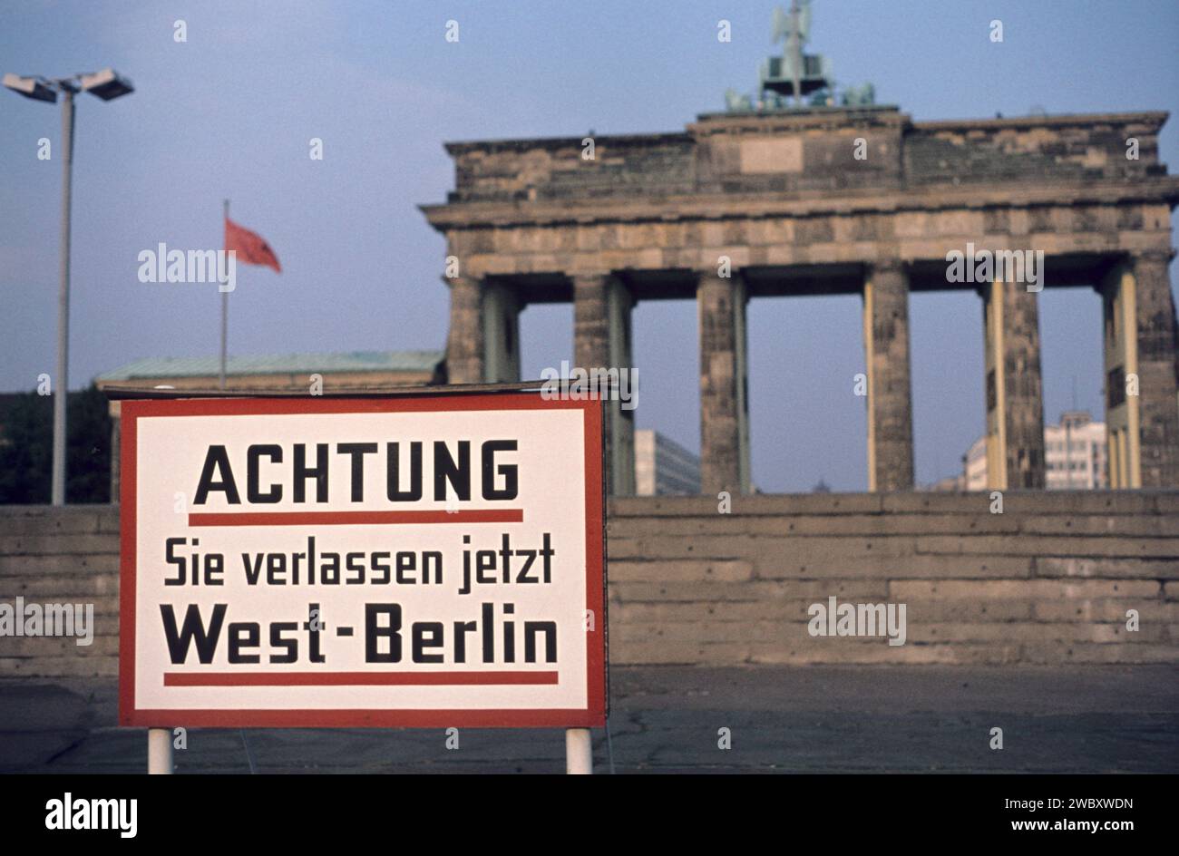 Immagine storica di Berliner Mauer e Brandenburger Tor, anni '1960, cartello di avvertimento, Achtung sie verlassen jetzt West-Berlin Foto Stock