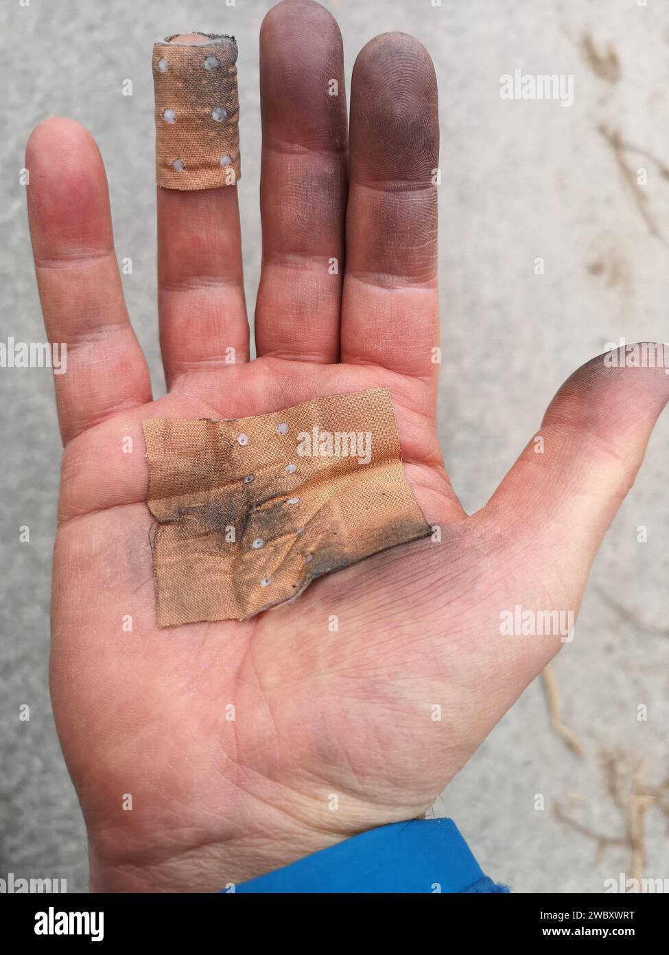 primo piano di una mano sporca con la proteof di un lavoratore del settore dopo aver finito il lavoro Foto Stock