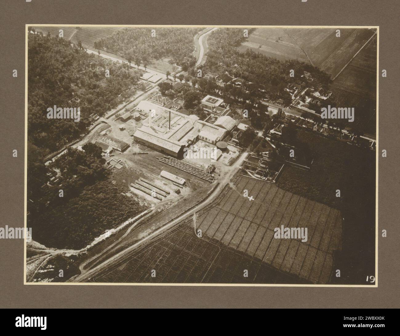 Veduta aerea della fabbrica di zucchero Budoeran a Sidoarjo su Java, c. 1925 - c. 1930 Fotografia. Fotografia aerea parte dell'album fotografico con registrazioni di quattro fabbriche di zucchero su Java. Cartone Sidoarjo. carta. supporto fotografico zucchero con stampa gelatina argento. piantagione. piante ed erbe: canna da zucchero. Fabbrica nelle Indie Orientali olandesi, il. Sidoarjo Foto Stock