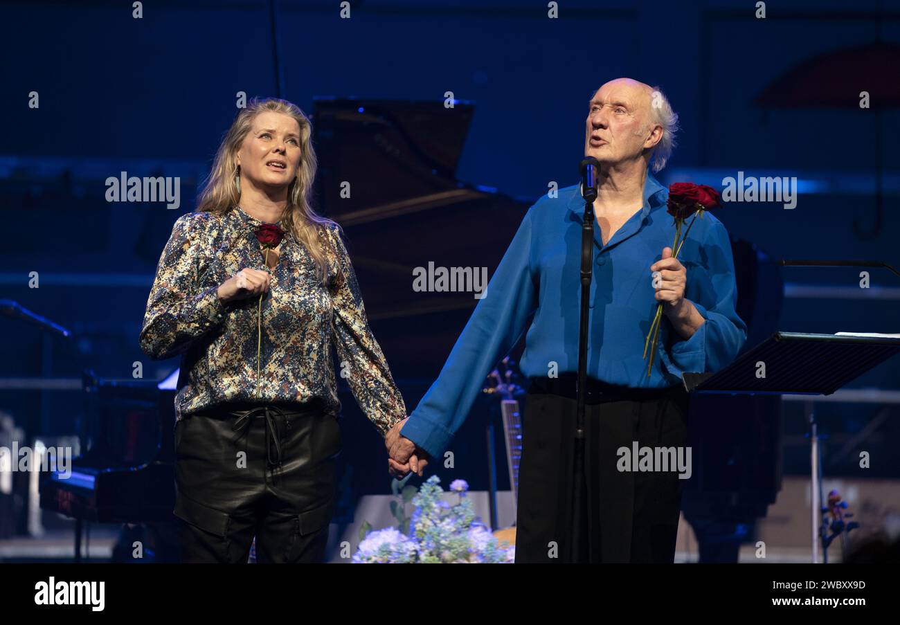 AMSTERDAM - Herman van Veen con la figlia maggiore Babette durante De Voorstelling a Carre. Questa fu la sua seicentesima esibizione solista nel teatro reale. L'artista dello spettacolo di 78 anni è la prima persona nella storia del teatro a raggiungere questo traguardo. ANP JEROEN JUMELET netherlands Out - belgium Out Credit: ANP/Alamy Live News Foto Stock