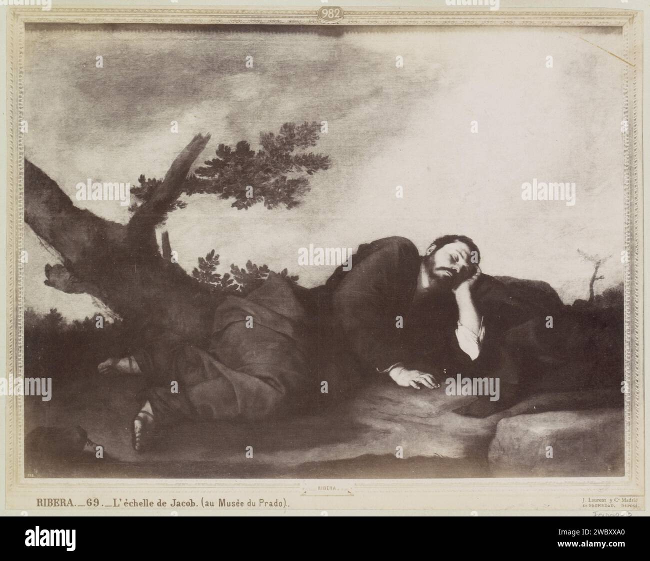 Produzione fotografica di un dipinto di Jusepe Ribera, che rappresenta il sogno di Jakob, Juan Laurent, dopo jusepe de ribera, c. 1857 - c. 1880 Fotografia parte di Reisalbum con foto di luoghi di interesse in Spagna e Marocco. Cartone di Madrid. carta. Gli albumi di supporto fotografico stampano il sogno di Giacobbe: Mentre dorme a terra con una pietra per cuscino Giacobbe vede una scala che arriva dalla terra al cielo con angeli che salgono e scendono; di solito con Dio in cima alla scala Foto Stock