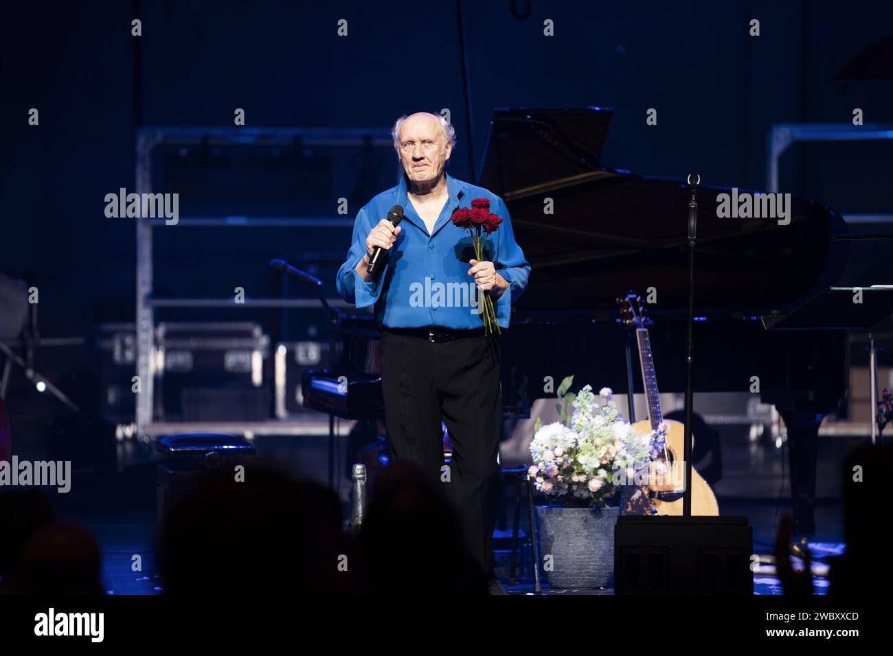 AMSTERDAM - Herman van Veen durante De Voorstelling a Carre. Questa fu la sua seicentesima esibizione solista nel teatro reale. L'artista dello spettacolo di 78 anni è la prima persona nella storia del teatro a raggiungere questo traguardo. ANP JEROEN JUMELET netherlands Out - belgium Out Credit: ANP/Alamy Live News Foto Stock